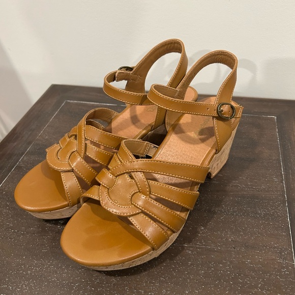 Baretraps Bindi Platform Sandals - Picture 9 of 13